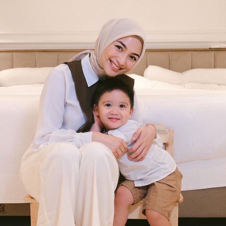 <p>Sejak lahir, tingkah Athar yang menggemaskan sudah menarik perhatian netizen. Ketika difoto, senyuman Athar selalu membuat netizen meleleh, Bunda. (Foto: Instagram: @citraciki)</p>