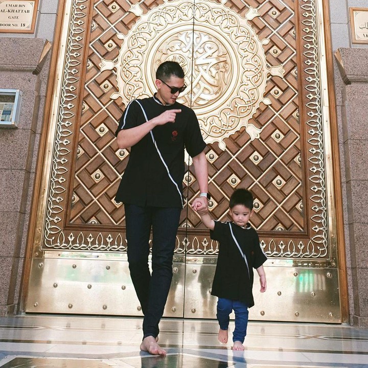 <p>Tak hanya bersama sang Bunda, Athar juga sangat dekat dengan Ayahnya. Keduanya terlihat kompak ketika mengenakan koko serba hitam. (Foto: Instagram: @thereal_rezkyadhitya)</p>