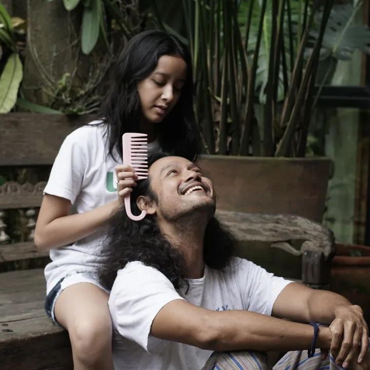 <p>Menjadi anak perempuan satu-satunya membuat Widuri sangat dekat dengan sang Ayah nih, Bunda. Kedekatan ini kerap dibagikan Dwi Sasono pada laman Instagram-nya. (Foto: Instagram: @dwisasono)</p>