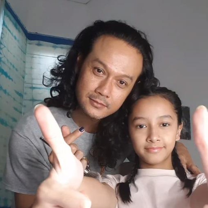 <p>Aktor ternama Dwi Sasono sering terlihat menghabiskan waktu bersama dengan anak perempuannya, Widuri. Belum lama ini, Dwi Sasono bahkan merias serta mengepang rambut sang anak, lho. "Keterampilan baru terbuka," tuturnya menilik dari media sosialnya. (Foto: Instagram: @dwisasono)</p>