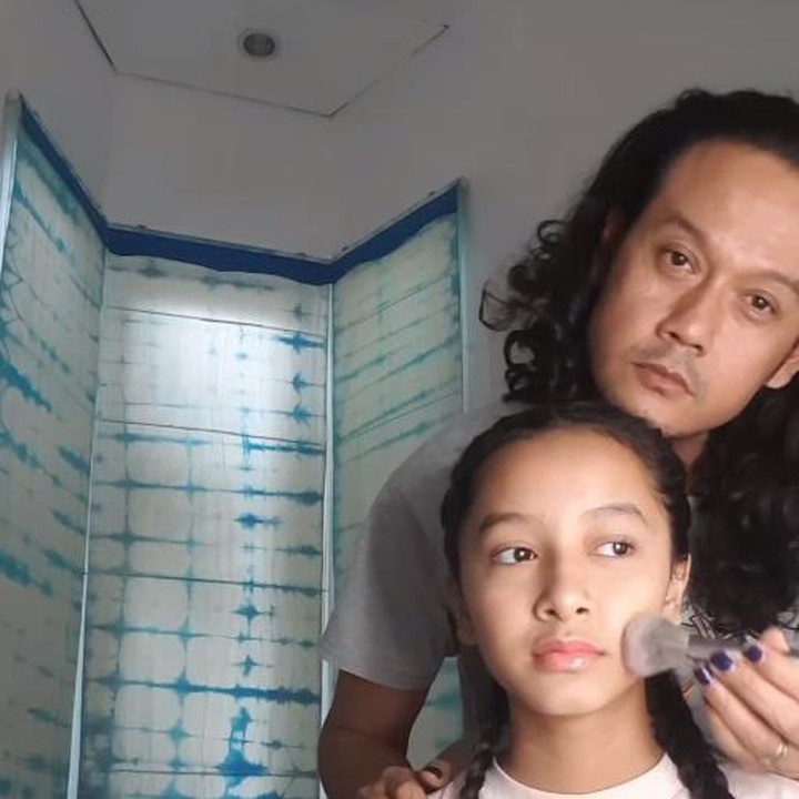 <p>Kedekatan Dwi Sasono dengan Widuri ini turut membuat banyak netizen senang. Tak sedikit yang mengatakan keduanya memiliki wajah yang mirip, Bunda. (Foto: Instagram: @dwisasono)</p>