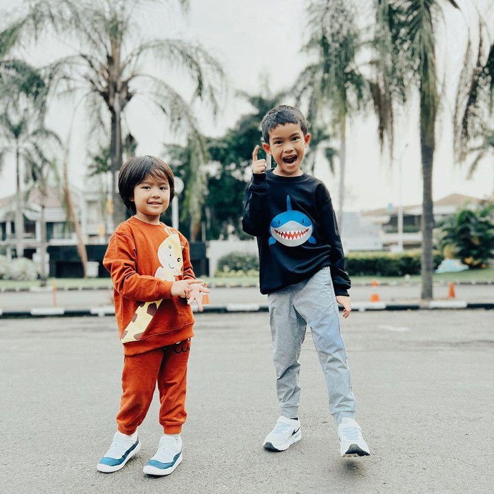 <p>Banyak netizen yang mendoakan Rihga dan Rejendra nih, Bunda. Mereka berharap agar kedua anak Reva tumbuh menjadi anak saleh dan selalu diberi kesehatan. (Foto: Instagram: @vatemat)</p>