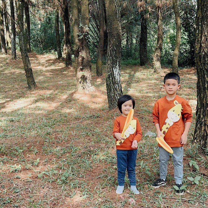 <p>"<em>MasyaAllah</em>, bocah-bocah <em>kasep</em> <em>sholeh</em>, sehat semua ya. Jangan lupa istirahat cukup. <em>How happy they are with</em> Ibu," tutur seorang netizen. "<em>Masya Allah</em> sehat selalu semua. Tambah sehat tambah <em>sholeh</em>," ungkap yang lainnya. (Foto: Instagram: @vatemat)</p>
