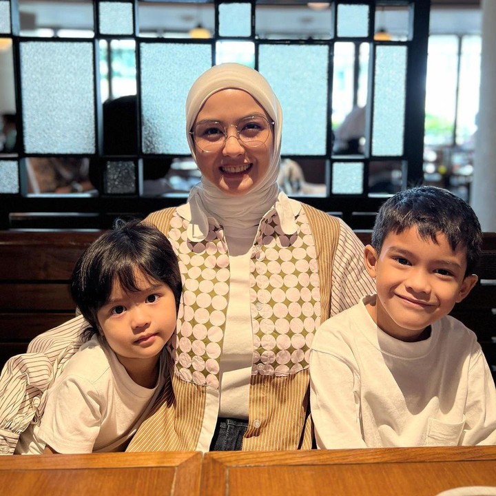 <p>Rihga lahir pada tahun 2016. Sementara itu, sang adik Rajendra lahir pada tahun 2019. Keduanya selalu terlihat kompak dan menggemaskan. (Foto: Instagram: @vatemat)</p>