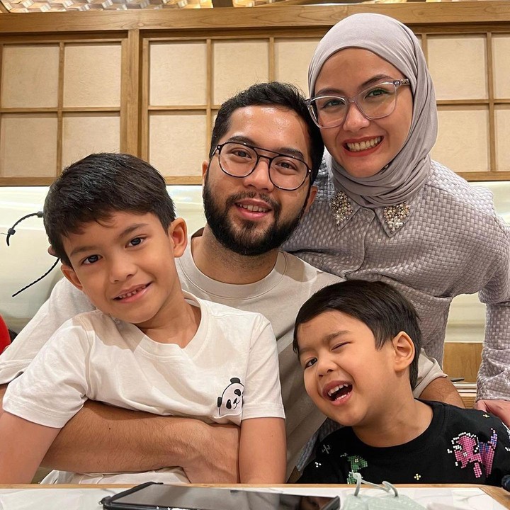 <p>Kedua anaknya adalah Rihga Sadiwasakti Rabbani dan Rajendra Satya Razzani. Keduanya hanya terpaut usia 3 tahun, Bunda. (Foto: Instagram: @vatemat)</p>