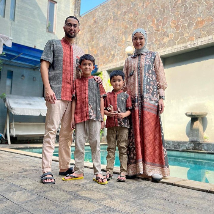 <p>Ratu sinetron tahun 2000-an, Revalina S Temat, menikah dengan Rendy Aditya Gunawan pada tahun 2015. Kini, Revalina dikaruniai dua orang anak berjenis kelamin laki-laki. (Foto: Instagram: @vatemat)</p>