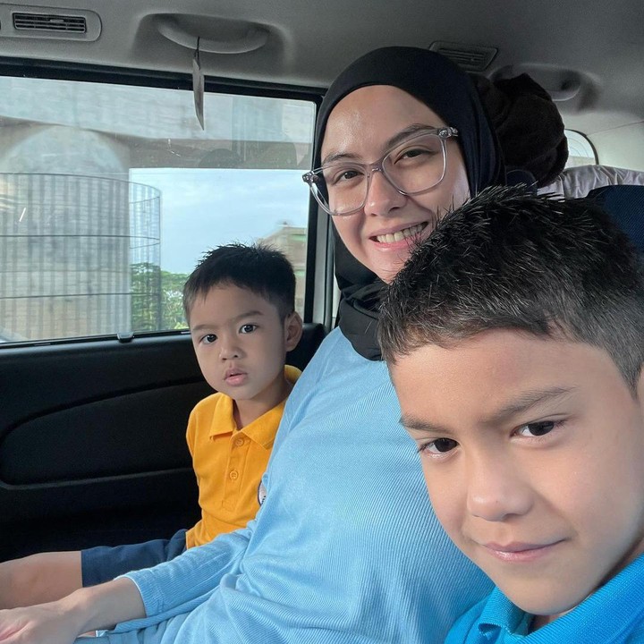 <p>Di tengah kesibukannya syuting sinetron terbaru, Revalina pun masih menyempatkan waktu untuk mengantar anak-anaknya ke sekolah. Hal ini sering diperlihatkannya melalui akun Instagram. (Foto: Instagram: @vatemat)</p>