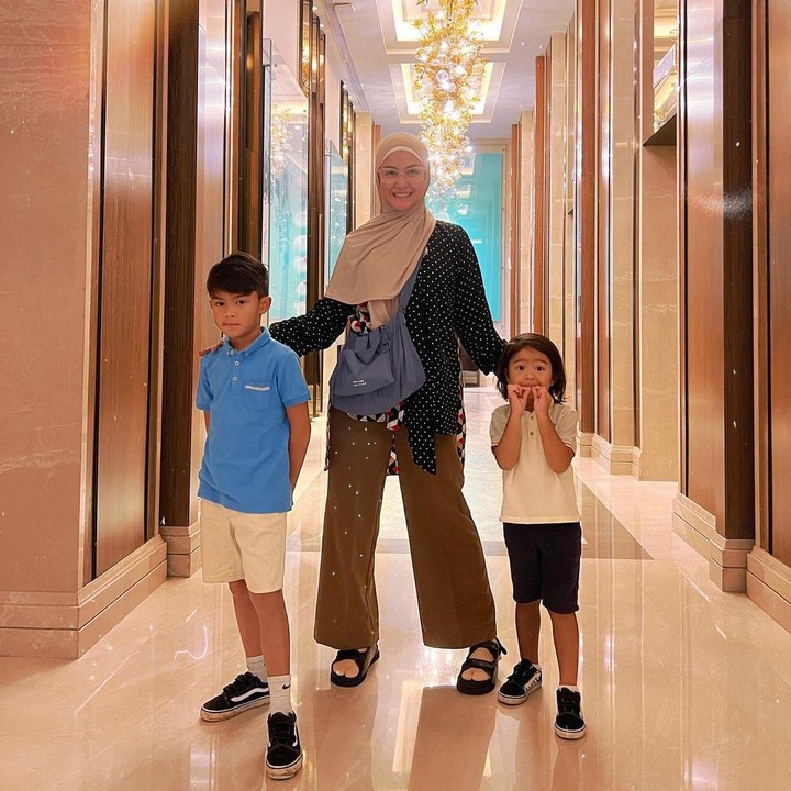 <p>Lewat akun Instagram pribadinya, tak jarang wanita 37 tahun ini menceritakan perasaannya usai menjadi seorang Bunda. Reva kembali aktif syuting sinetron setelah sempat vakum beberapa saat. (Foto: Instagram: @vatemat)</p>