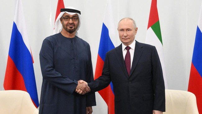 Blok Barat seperti Amerika Serikat, Inggris, dan Uni Eropa disebut menekan Uni Emirat Arab (UEA) gara-gara dinilai terlalu dekat dengan Rusia.