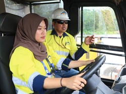 Mengintip Kegigihan Perempuan Operator Alat Berat Tambang Emas Banyuwangi