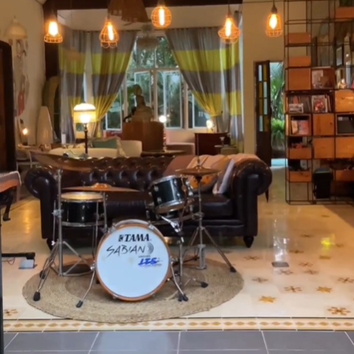 <p>Di sudut rumah, terdapat sejumlah alat musik seperti drum dan keyboard yang sering dimainkan di waktu luang. Widi bercerita, anak-anaknya turut andil dalam mendesain rumah mereka. "Merespon pendapat anak-anak yang merasa rumah mereka jadi terlalu gelap saat malam hari, akhirnya kami memberanikan langkah untuk mengganti warna dan gaya lantai rumah ini," ucap Widi. (Foto: Instagram @widimulia)</p>