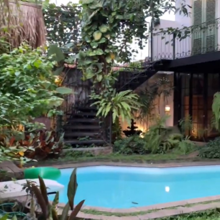 <p>Di halaman rumah, Widi Mulia dan Dwi Sasono juga memasang kolam renang. Suasana rumah yang seperti vila membuatnya jadi sorotan warganet. "<em>Berasa nginep di Villa...ini enak bgt klo Anakya bnyak keluarga nya bnyak smaep ank cucu...bnyak orang di rumah.."</em> kata akun @arie*** (Foto: Instagram @widimulia)</p>