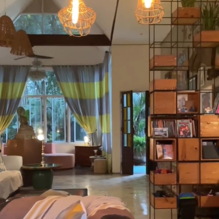 <p>Rumah pasangan ini terlihat adem dengan langit-langit yang tinggi dan banyak jendela lebar sebagai sumber pencahayaan. Widi juga membawa masuk sejumlah tanaman hijau untuk menambah kesan asri di dalam rumah. (Foto: Instagram @widimulia)</p>