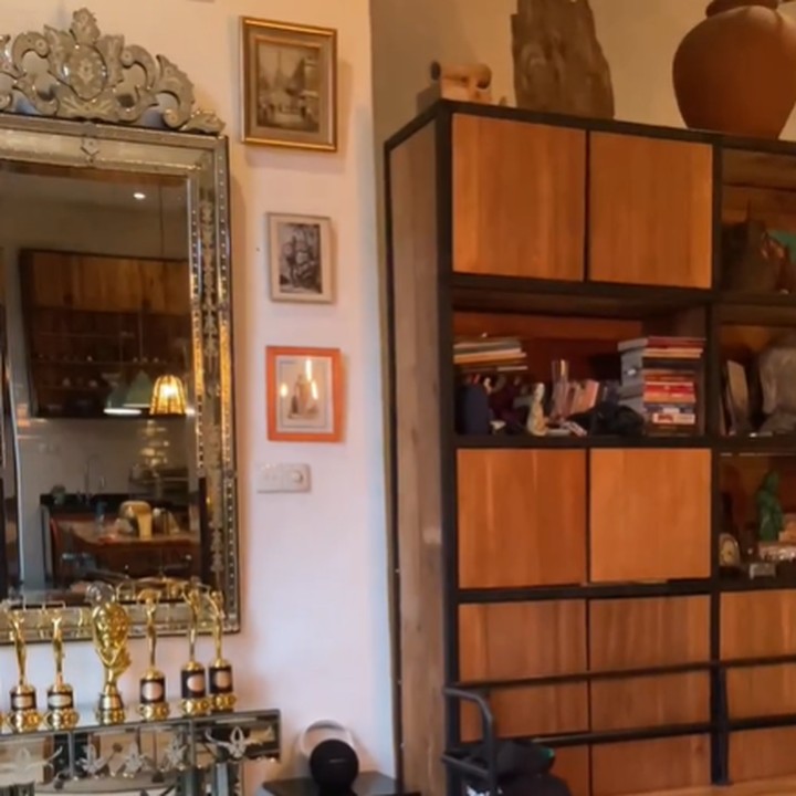 <p>Keluarga Widi Mulia dan Dwi Sasono menempati sebuah rumah yang sangat asri. Hunian mereka dipenuhi dengan dekorasi <em>rustic</em> yang memberi kesan klasik. (Foto: Instagram @widimulia)</p>