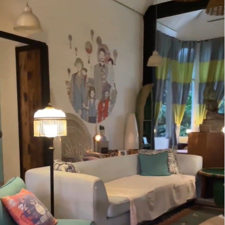 <p>Widi Mulia juga memberi sentuhan modern lewat warna-warna pastel dan lukisan mural di dinding yang menampilkan potret keluarganya. (Foto: Instagram @widimulia)</p>