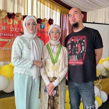 7 Momen Bahagia Safeea Lulus SD, Ahmad Dhani Hadir Pakai Kaus Oblong