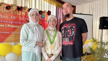 img-title 7 Momen Bahagia Safeea Lulus SD, Ahmad Dhani Hadir Pakai Kaus Oblong