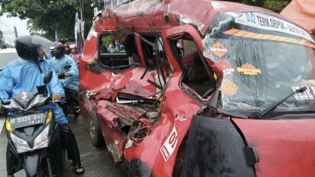 Petugas sempat mengingatkan sopir angkot bahwa kendaraannya tampak ceper, tapi tak dihiraukan. Angkot pun tersangkut rel.