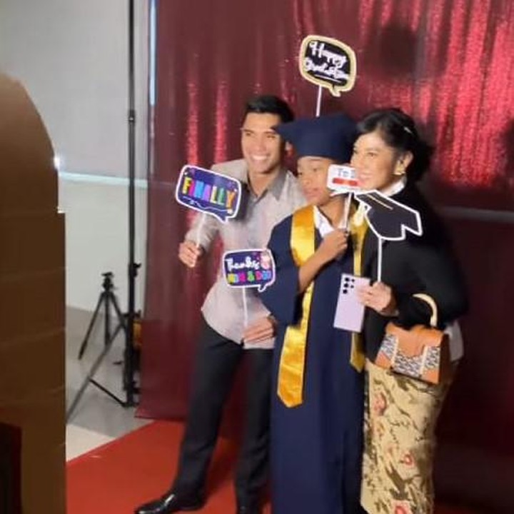 <p>Senyum bahagia terpajang dengan jelas di wajah Dian Sastrowardoyo. Putra pertamanya, Shailendra Naryama Sastraguna Sutowo baru saja lulus sekolah dasar (SD). (Foto: Instagram @therealdisastr)</p>