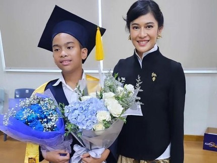 5 Potret Dian Sastrowardoyo & Suami Hadiri Wisuda Anak Pertama, Baru Lulus SD