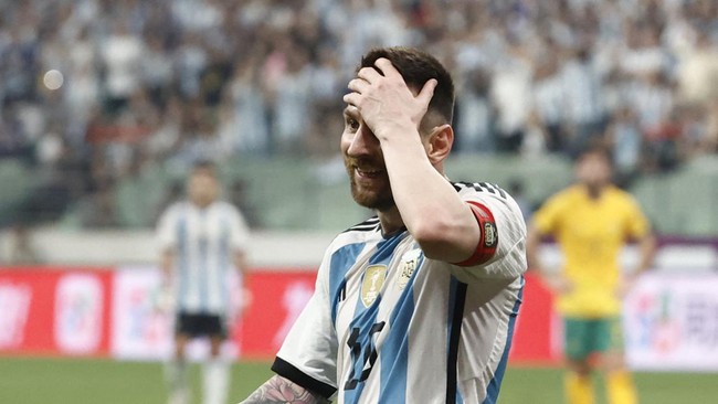 Megabintang Lionel Messi langsung dijemput di apron Bandara Islas Malvinas, Rosario, saat tiba di Argentina usai tur Asia bersama timnas Argentina.