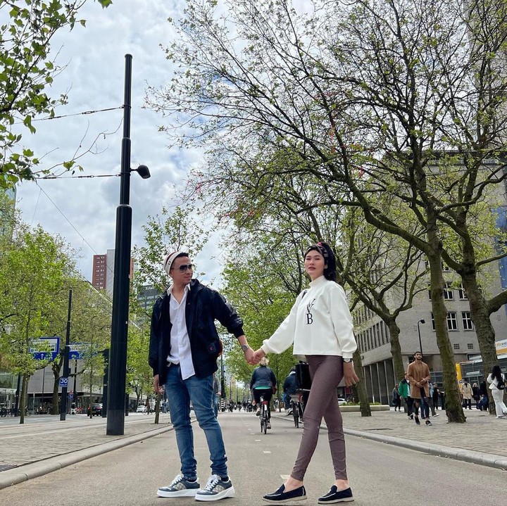 <p>Menariknya, penampilan keduanya juga menjadi sorotan, nih. Stevie dan Anggi disebut seperti pasangan muda dan bak pengantin baru yang mesra. "Kayak penganten baru, selalu mesra dan romantis masya Allah, semoga bahagia selalu, langgeng sampai jannahNya, dan selalu dalam lindungan Allah," kata akun @shel***. (Foto: Instagram @steviagnecya)<br /><br /><br /></p>