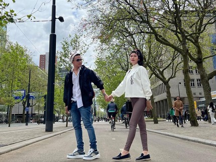 7 Potret Terbaru Stevie Agnecya dan Suami Pilot, Mesra Bak Pengantin Baru