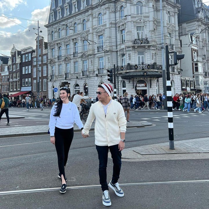 <p>Dalam unggahan tersebut, keduanya terlihat sedang menikmati momen liburan bersama. Tak hanya itu, ia juga meninggalkan caption manis, lho. (Foto: Instagram @steviagnecya)<br /><br /><br /></p>