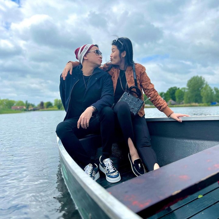 <p>Stevie Agnecya membagikan potret terbaru dengan sang suami pilot bernama Anggi Pratama, Bunda. Unggahan tersebut ia bagikan dalam akun Instagram pribadi. (Foto: Instagram @steviagnecya)<br /><br /><br /></p>