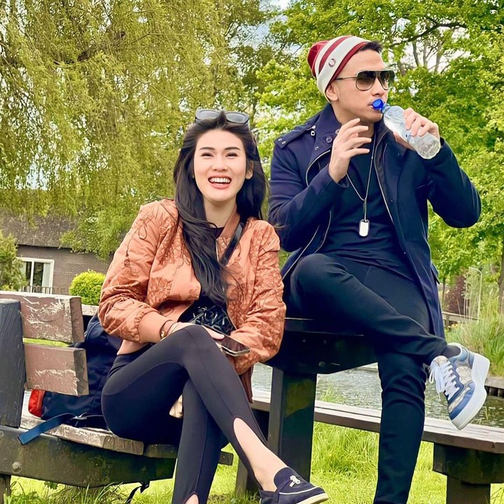 <p>Selain itu, netizen juga berharap pernikahan mereka selalu langgeng. "Langgeng terus pasangan serasi, suka banget liat pasangan ini, semoga selalu dijaga Allah," kata @hon***. (Foto: Instagram @steviagnecya)<br /><br /><br /></p>