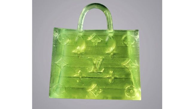 Dalam sebuah lelang, tas tangan sekecil butiran debu dengan desain monogram Louis Vuitton terjual dengan harga US$63 ribu atau setara Rp944,4 juta.