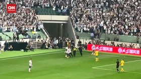 VIDEO: Momen Fans Tiongkok Nekat Masuk Lapangan Demi Peluk Lionel Mess