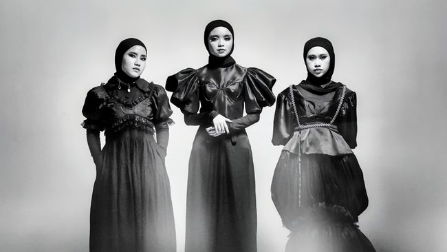 Voice of Baceprot akan merilis album pertama, Retas, 13 Juli. Mereka juga merilis What's the Holy (Nobel) Today? sebagai single pembuka.
