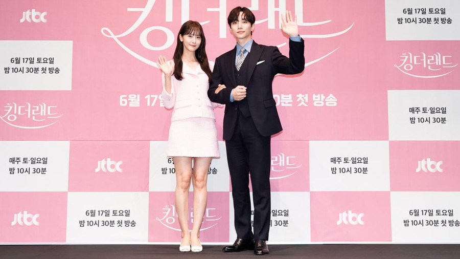 Im Yoona (Yoona SNSD) dan Lee Junho (Junho 2PM) saat konferensi pers drama Korea King the Land di Seoul, Kamis (15/6/2023).
