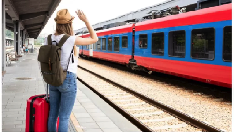 Berlibur ke tempat wisata di Indonesia dengan naik kereta api ternyata seru.