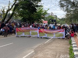 Warga Demo Tuntut Pj Gubernur PBD Dicopot saat Kunjungan Wamendagri di Sorong