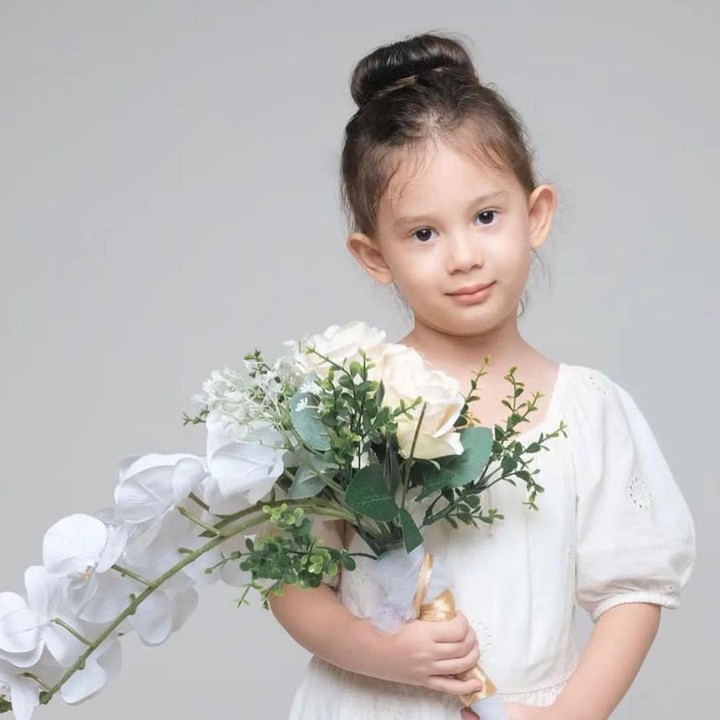 <p>Dalam unggahan tersebut, Aura juga berharap semoga sang putri selalu dalam lindungan Allah SWT dan menjadi sosok yang terbaik di masa depan. "Semoga ALLAH selalu membimbingmu, dan bersamamu untuk setiap langkah yang kamu ambil.. jadilah terang untuk semua mahluk Yg ada duni ini. love mimi," tulisnya. (Foto: Instagram@aurakasih)</p>