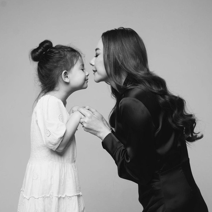 <p>Unggahannya itu pun dibanjiri doa dan pujian dari netizen yang mendoakan Arabella menjadi anak yang hebat. <em>"Happy birthday arabella cantik, jadi anak hebat, sehat n panjang umur,"</em> tulis akun <em>@inirie****. "Ini terlalu cute...kenapa km cantik bangettt...Hbd Sayang..,"</em> tulis akun<em> @rosiana****. </em>(Foto: Instagram@aurakasih)</p>