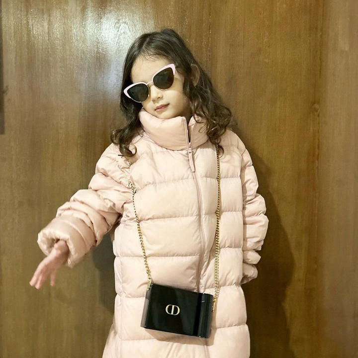 <p>Pasalnya, gadis cantik berusia 4 tahun ini memiliki wajah blasteran dari sang Ayah yang merupakan keturunan Brasil. Ia pun sering mencuri perhatian publik melalui foto-fotonya yang diunggah sang Bunda di <em>Instagram. </em>Tak sedikit netizen yang menyebutnya cantik seperti ibundanya. <em>"Cantiknya nak seperti mm,"</em> tulis akun <em>@ratihh****.</em> (Foto: Instagram@aurakasih)</p>