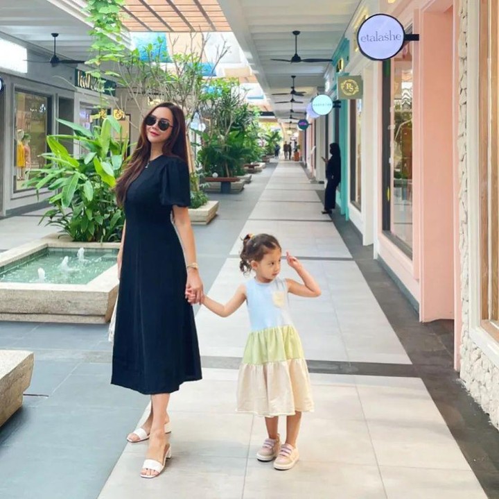<p>Gadis cilik yang akrab dengan panggilan Bella ini lahir pada 16 Juni 2019. Tumbuh menjadi anak perempuan yang cantik, wajah Bella kerap menyita perhatian publik. (Foto: Instagram@aurakasih)</p>