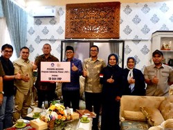 Andre Rosiade Salurkan Beasiswa PIP untuk Ratusan Siswa SD-SMP di Padang