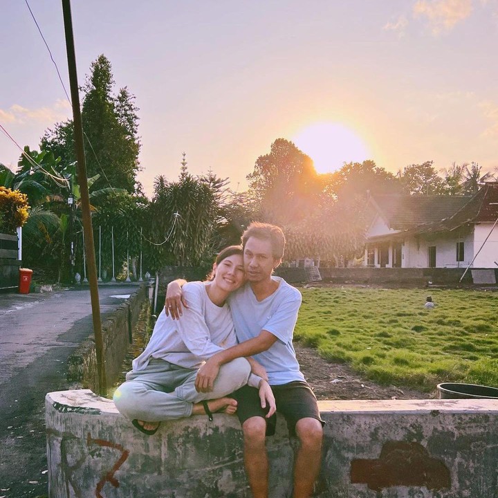 <p>Hal itu pun diketahui dari beberapa potret yang mereka bagikan di media sosial. Keduanya tak sungkan untuk menampilkan pose romantis. (Foto: Instagram@sarahcandra)</p>