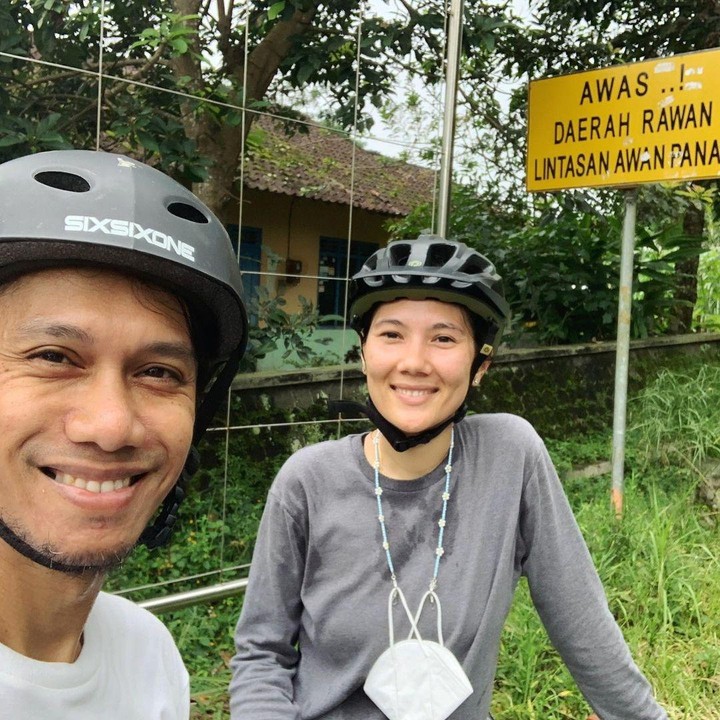 <p>Bukan hanya menampilkan gaya romantis, mereka juga tak jarang mengunggah momen ketika menjalani aktivitas bersama, seperti potret berikut ini saat bersepeda berdua. (Foto: Instagram@sarahcandra)</p>