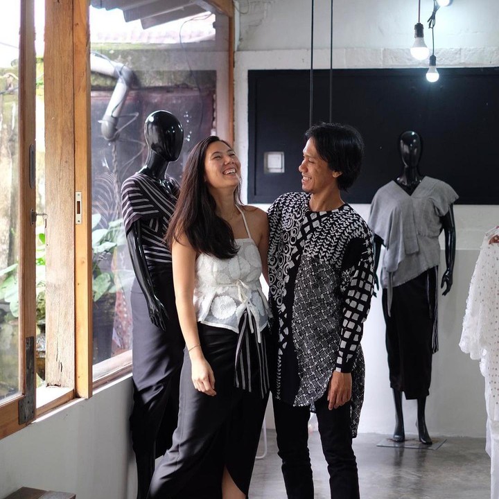 <p>Kini, keduanya telah menikah selama 14 tahun lamanya. Akan tetapi, pasangan suami-istri itu terlihat masih tampil mesra seperti sepasang ABG yang tengah dimabuk asmara, lho, Bunda. (Foto: Instagram@sarahcandra)</p>