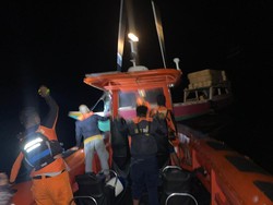 Penumpang Kapal Diterjang Gelombang di Perairan Komodo Ditemukan Selamat