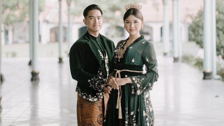 Gaya Erina Gudono pakai kebaya.