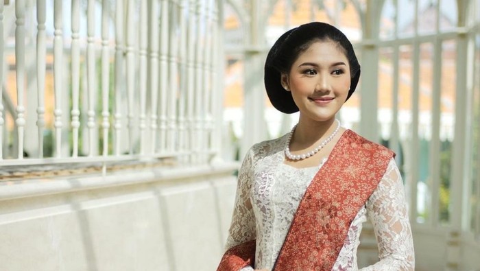 Gaya Erina Gudono pakai kebaya.