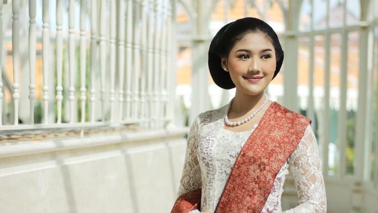 Gaya Erina Gudono pakai kebaya.