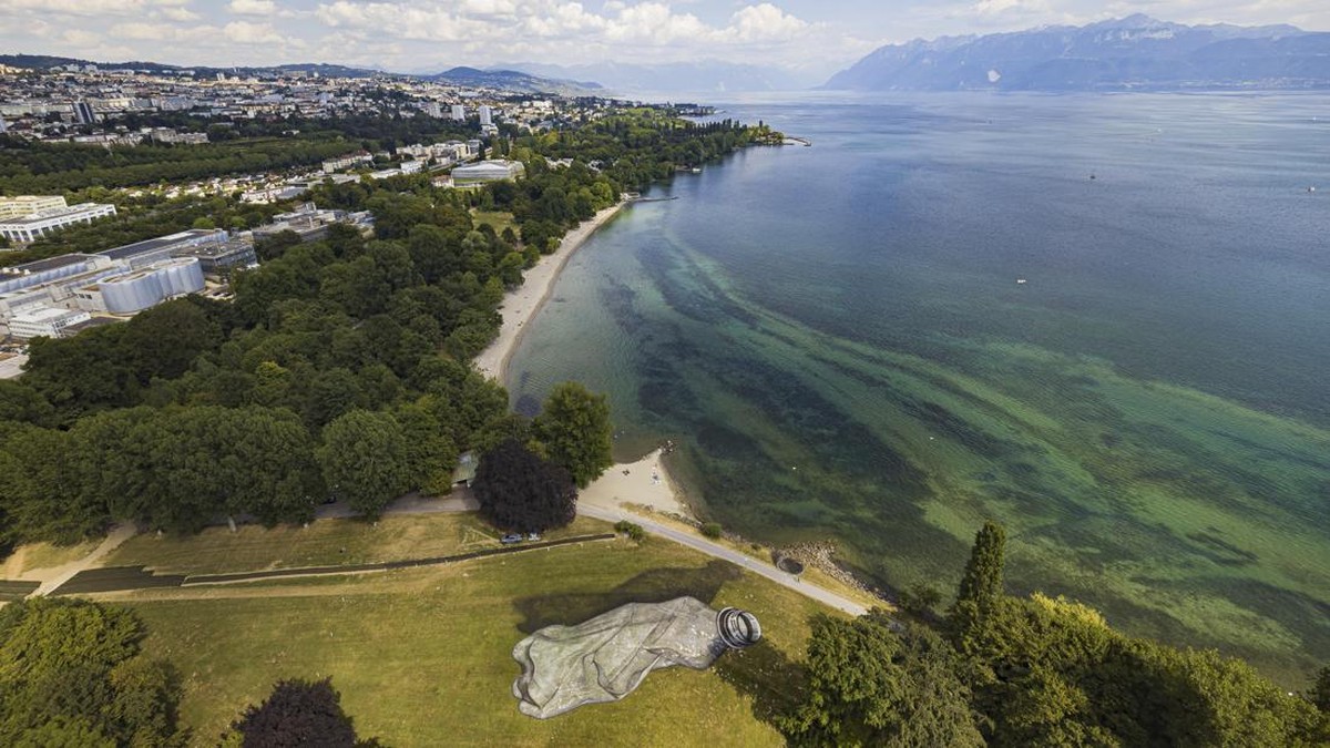 FOTO: Lukisan Raksasa Botol Plastik Hiasi Taman di Swiss