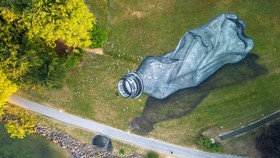 FOTO: Lukisan Raksasa Botol Plastik Hiasi Taman di Swiss